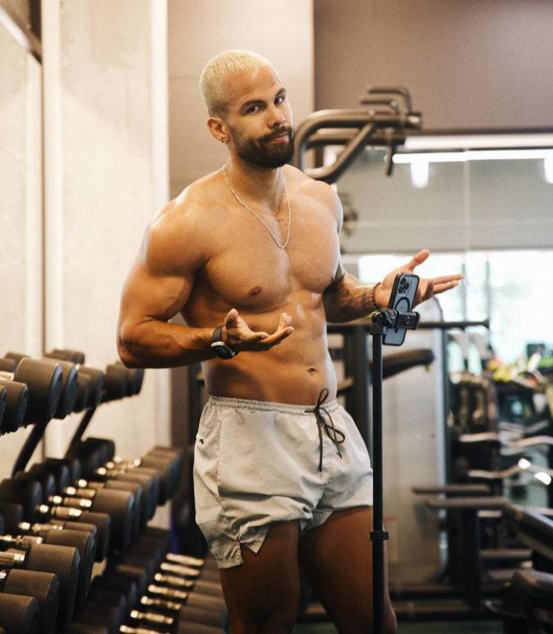 “Ellos estuvieron platicando mucho. Después tuvieron una cita y se fueron a cenar...<b> parece que hay algo por ahí”</b>, expresó la persona relacionada a ambos famosos. “Se llevaron muy bien”, agregó.