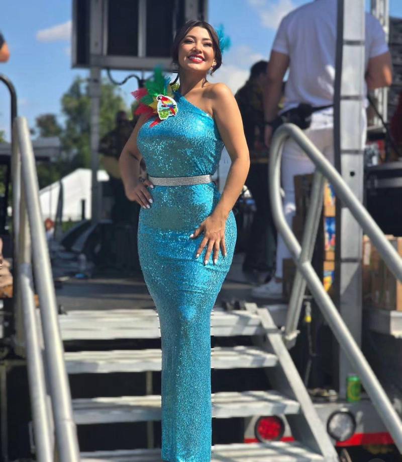 Allí confirmó que con su vestimenta rendiría homenaje a Honduras con el ave nacional, La Guacamaya.