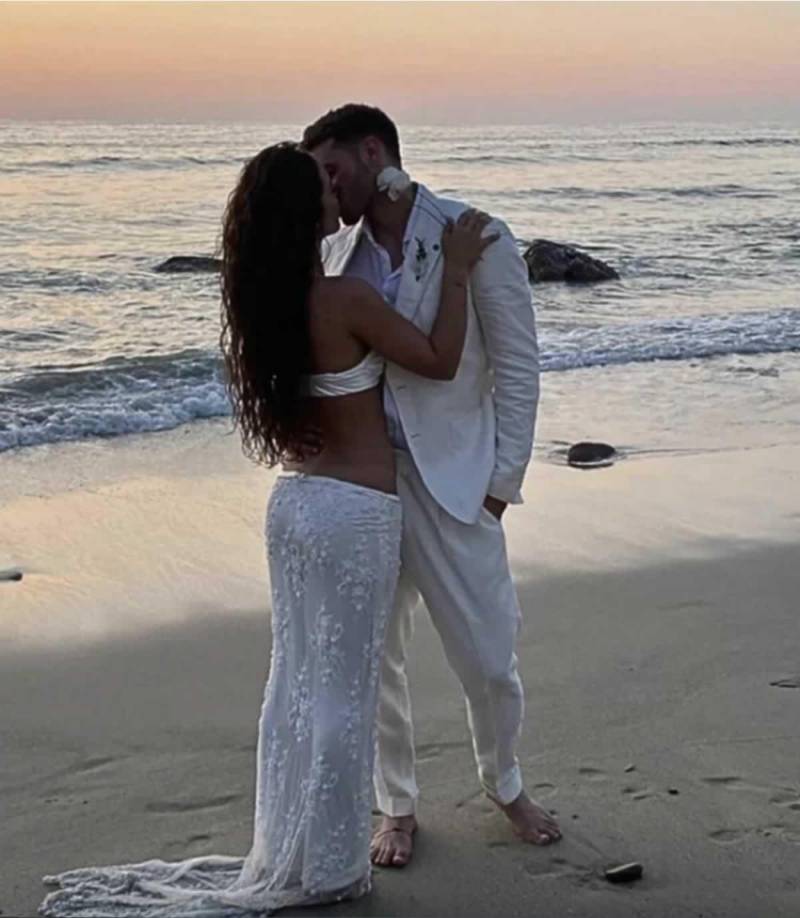 Con agenda comprometida, Santi Giménez tenía que casarse ahora o ahora. Con la Copa América que inicia en unas semanas, el azteca del Feyenoord, tenía únicamente las últimas semanas de mayo para celebrar su boda con la mujer con quien parece llevarse de maravilla.