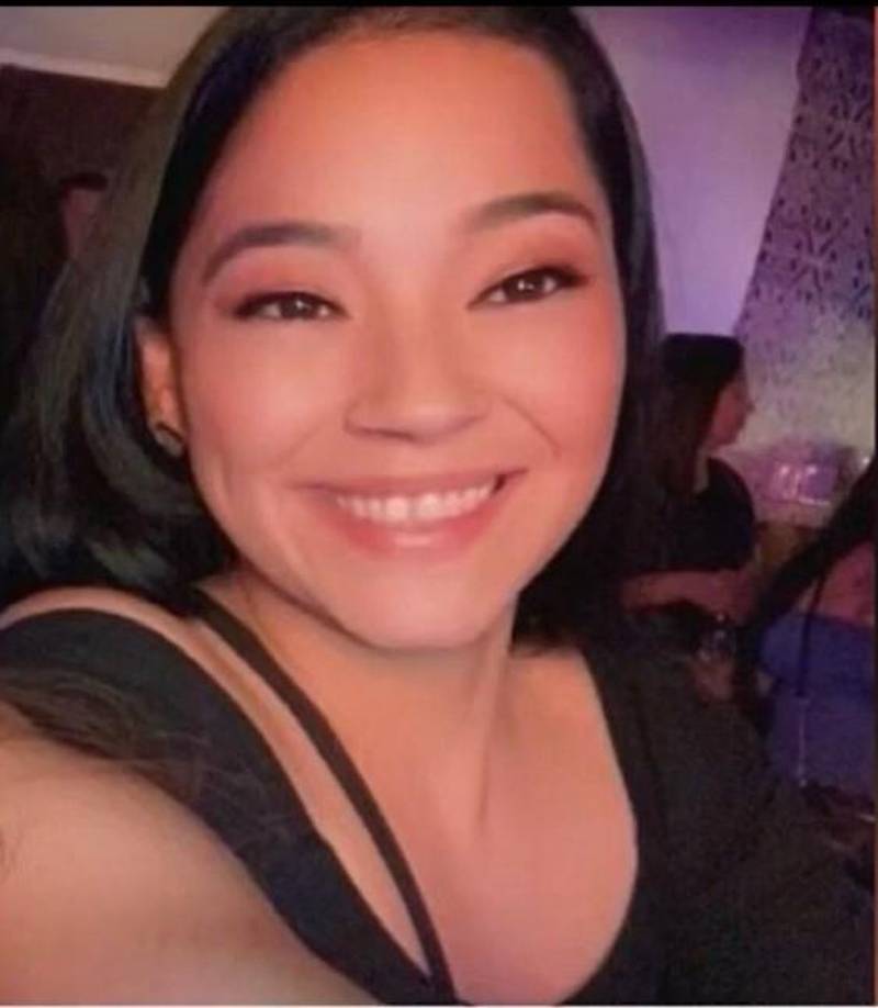 Una de las balas atravesó el vidrio de la camioneta, alcanzando a la mujer, quien ya se encontraba en el lado del pasajero del vehículo.