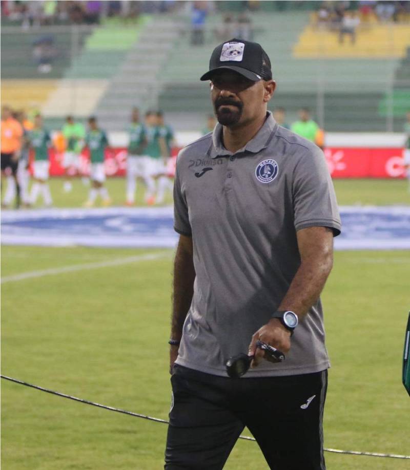 Ninrod Medina - El entrenador hondureño anunció que le entregó a la directiva su informe técnico con bajas y posibles fichajes, ya le dieron cuatro altas. La dirigencia definirá su continuidad la próxima semana.