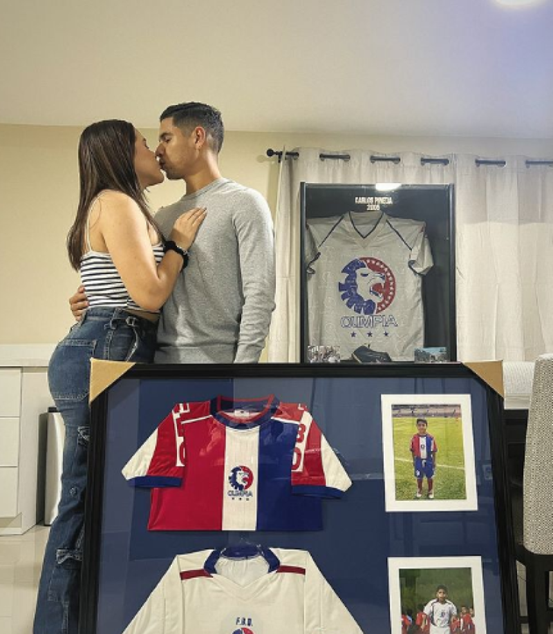 Carlos Pineda: El volante del Olimpia tiene como esposa a Daniela Hernández.