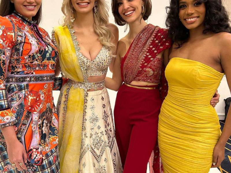 La actual Miss Mundo,, Karolina Bielawska originaria de Polonia posa hoy con algunas de las concursantes.