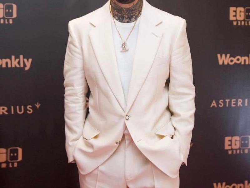 En las últimas horas, el intérprete de ‘Travesuras’ abrió hilo en sus cuentas de Twitter y Facebook acerca de los beneficios que él considera de tener una amiga con derechos en lugar de una pareja estable.