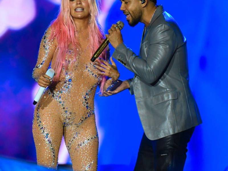 Romeo Santos fue el primero de los artistas invitados en subir al escenario, le siguieron Ryan Castro, Cris MJ, Becky G, Dei V y Young Miko.