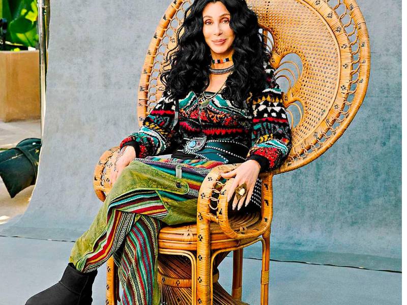 Apasionada por la modaLa actriz y cantante se reafirma en 2022 como un referente fashion. Ama los diseños en terciopelo y acabados con bordados étnicos, inspirados en Oriente como los que luce para Ugg.