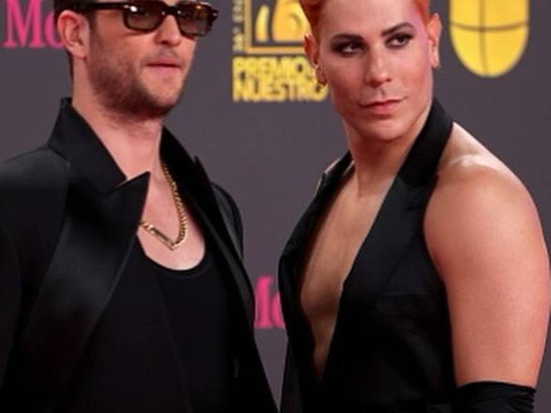 Christopher Uckermann y Christian Chávez si llegaron a desfilar por la alfombra magenta más no asistir a la gala de Premio Lo Nuestro 2024.