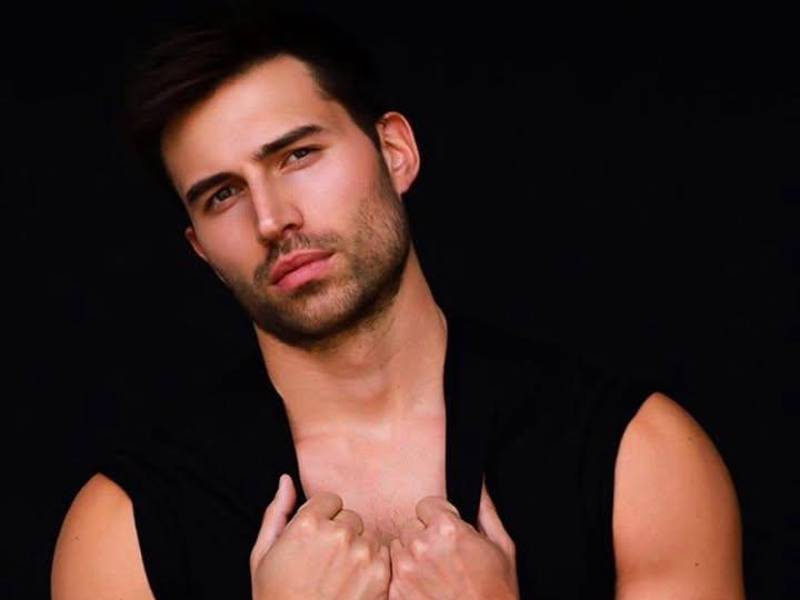 Dixon es actor y dramaturgo, y trabajó para Perry en 2019 y 2020. Tiene una amplia trayectoria teatral. Estudió en el Marymount Manhattan College y se formó en el Terry Schreiber Studio de Nueva York. Dixon apareció en 85 episodios de “The Oval”.