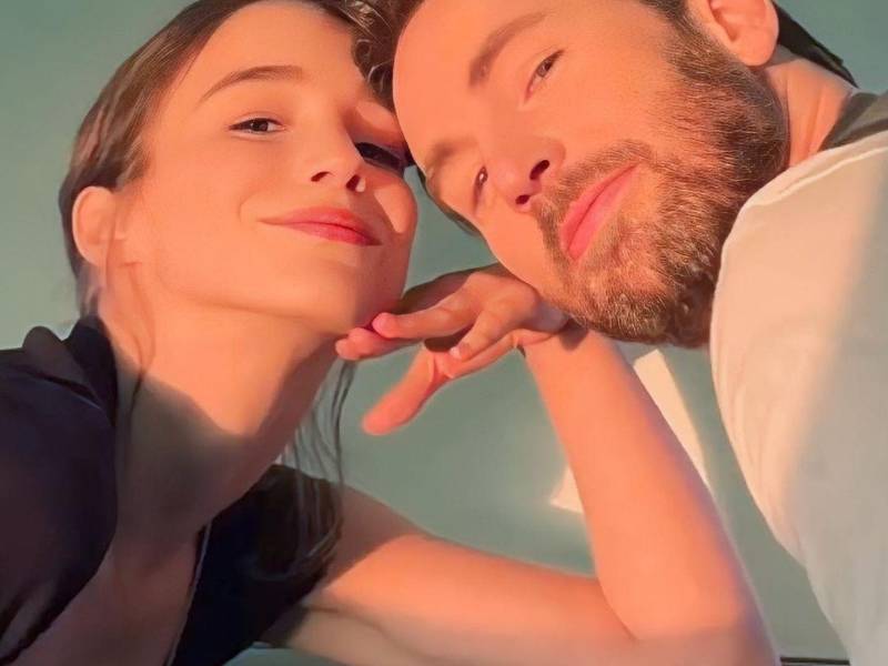 El actor estadounidense Chris Evans, de 42 años, y la actriz portuguesa de 26, se dieron el “sí, acepto” en presencia de sus familiares y amigos más cercanos, entre los que, según trascendió, asistieron algunos compañeros de Marvel de Evans, como <b>Robert Downey Jr</b>., <b>Chris Hemsworth y Jeremy Renner</b>.