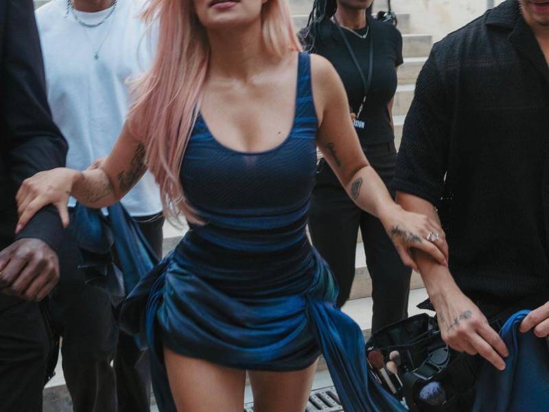 La colombiana se robó las miradas en la Semana de la Moda en París.