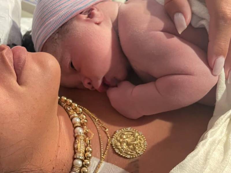 Foto de Rihanna tras haber dado a luz a su bebé.