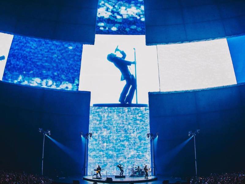 Las leyendas del rock U2 lanzaron su residencia en Las Vegas el viernes por la noche, lo que marca la inauguración oficial de Sphere. Con 336 pies de alto y 516 pies de ancho, la Esfera ha sido descrita como la estructura esférica más grande del mundo que albergará una variedad de diferentes experiencias inmersivas en vivo. Una gran cantidad de celebridades se encontraban entre la multitud de más de 20.000 personas que pudieron ver por primera vez el tan esperado espectáculo.