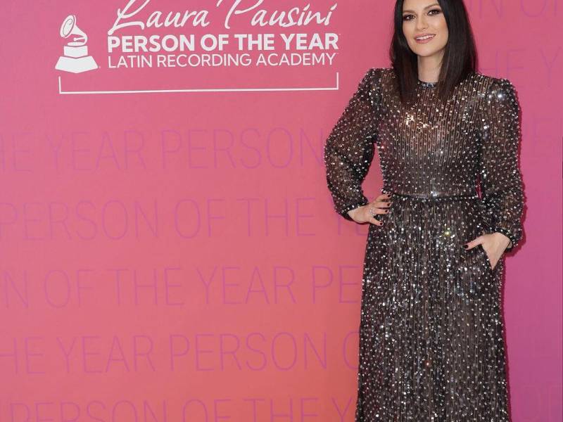 La cantante italiana Laura Pausini vistió de Armani para asistir a su gala de la Persona del Año.