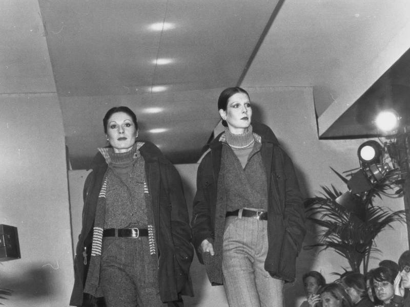 Fue en los años 70 cuando su 'chaqueta desestructurada' cambió las reglas del juego: con ella rompió con la rigidez de la moda masculina e introdujo una nueva silueta para una mujer más funcional, moderna y segura de sí misma.