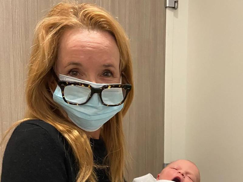 Lea Thompson se ha convertido en abuela.