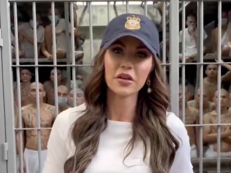 Noem recibe críticas en EEUU por el uso de un lujoso Rolex durante su visita a El Salvador.