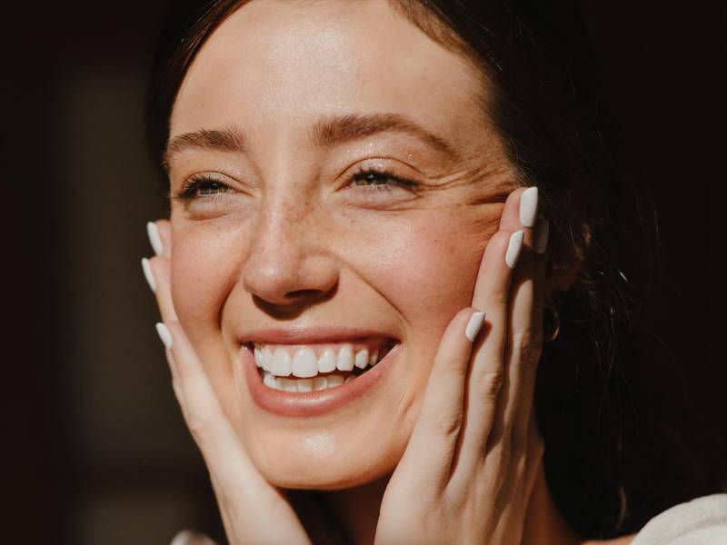 La piel de acabado natural continúa como una de las principales tendencias de maquillaje de la temporada.