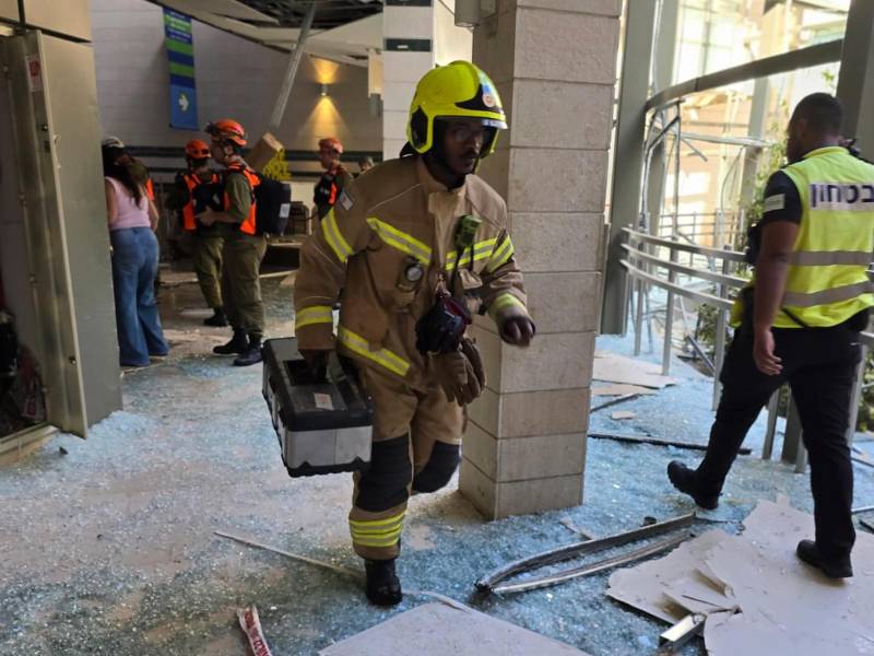 Destrozos causados en un hospital localizado en la región de Beersheva, sur de Israel, tras sufrir este jueves un impacto directo de un misil iraní.