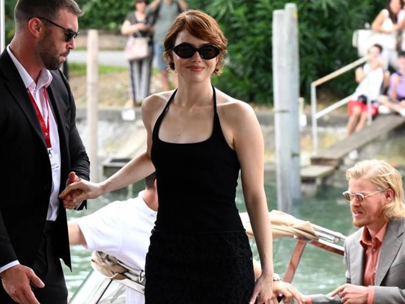 La actriz estadounidense Emma Stone llega a la playa del Lido para el Festival Internacional de Cine de Venecia, en Venecia, Italia, 28 de agosto de 2025. La 82ª edición del Festival de Cine de Venecia se celebra del 27 de agosto al 06 de septiembre de 2025.