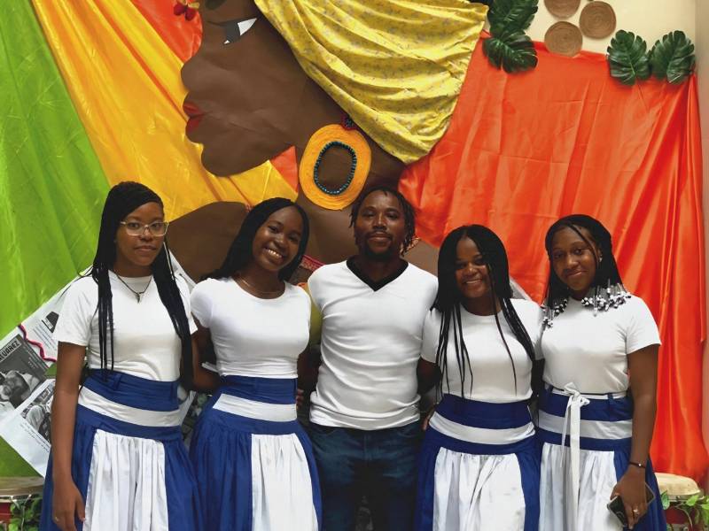Los chicos de la agrupación de danza garífuna, Lisëme ligararün Garinagü.