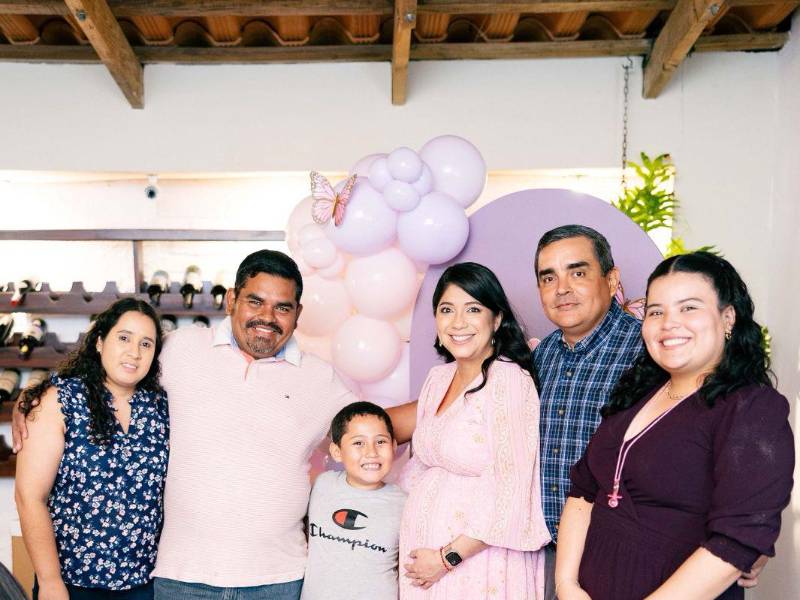 Yanira, Óscar y Gael Linares, Carmen y Jorge Linares, Mercy Linares.