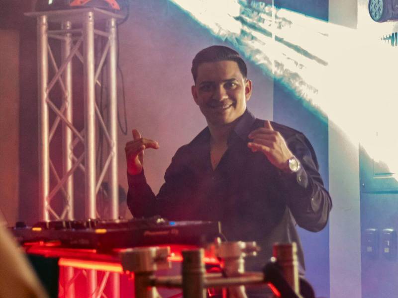 DJ Osman Haz no solo lleva la música en sus venas, sino también contagia con su carisma.