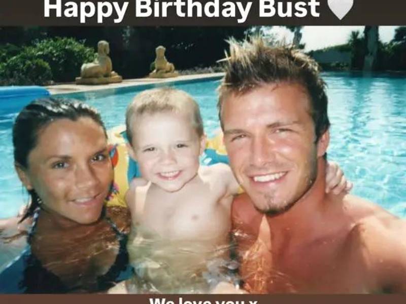 David Beckham publicó esta tierna foto del recuerdo junto a Victoria y Brooklyn.