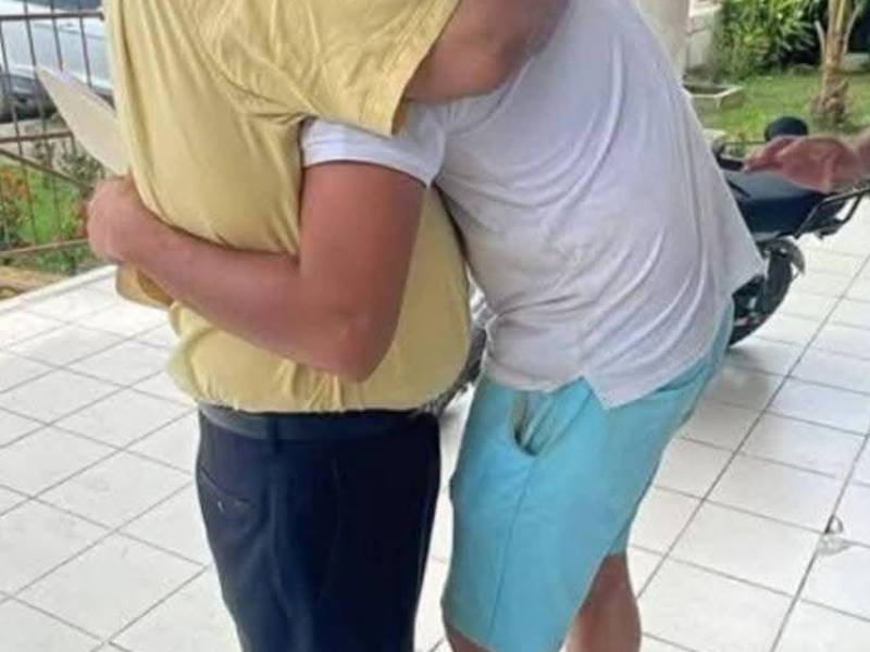 Carlos Fernando Maradiaga recuperó su libertad, tras desestimarse cargos por tráfico de drogas en La Ceiba y se enfundó en un abrazo con su padre.