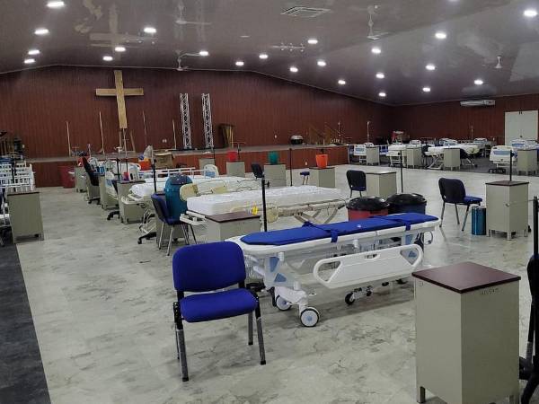 <b>El centro adventista está siendo acondicionado, al igual que el hospital híbrido en el estadio Julio Galindo de Roatán.</b>