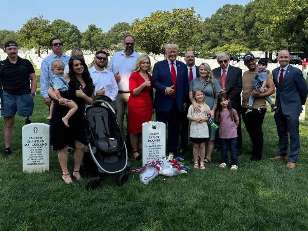 Trump causó polémica al posar junto a los familiares de uno de los militares muertos en Kabul, Darin Hoover.