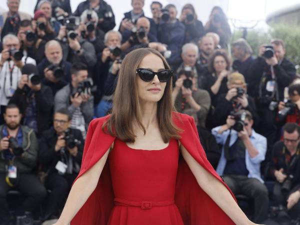 La ganadora del Óscar, Natalie Portman, fue captada paseando junto con su pareja y su bebé.