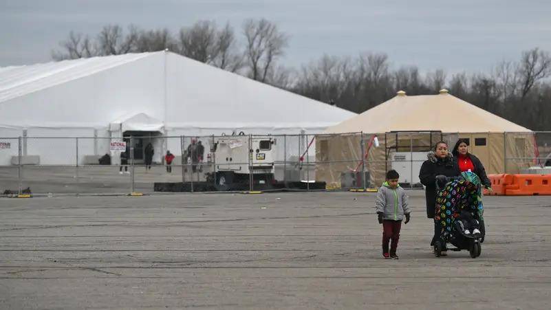 “No tenemos espacio”, repite desde hace meses el alcalde Eric Adams, que pide insistentemente al gobierno federal, atrapado en el bloqueo del Partido Republicano para alcanzar un pacto migratorio, que agilice la obtención de permisos de trabajo para los solicitantes de asilo.