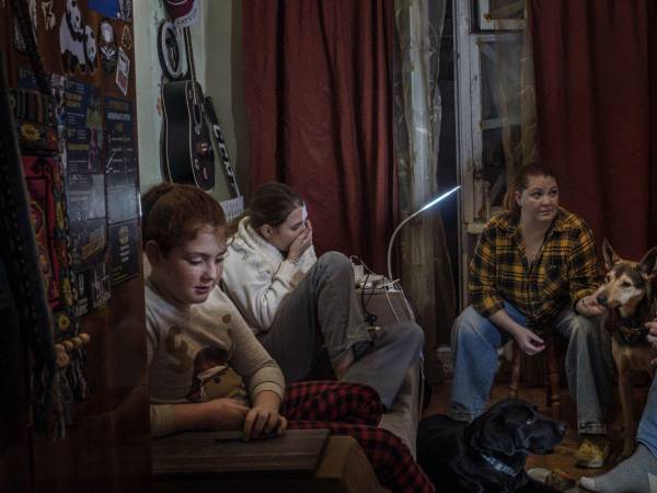 Oleksandra Kovalenko con su esposo e hijos en Kiev. Dijo temer un invierno sin calefacción.