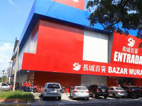 Los comerciantes hondureños se quejan que no pueden competir a veces con los precios de los locales chinos.