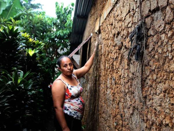 Lesly Flores, una pobladora del barrio Suyapa en Las Lajas, contó que en 2023 se salió de su casa porque temía que las paredes se cayeran por los sismos.