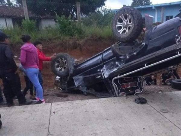 Camioneta pick-up volcada en Erandique, Lempira.