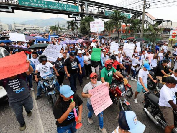 Socios de Koriun en Choloma participan en una protesta pacífica, demandando el regreso su dinero invertido.
