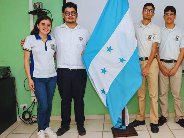 Dulce María Fuentes Villeda del Instituto Superación Cashapa de Santa Rita, Copán; Ángel Daniel Munguía Andino y José Ismael Oyuela del Instituto Taular de Francisco Morazán; y Wilmer Adonay Miranda del Centro de educación media gubernamental Álvaro Contreras de Santa Rosa de Copán. Diana María Fuentes Villeda del Superación Cashapa de Santa Rita integra la delegación como observadora.