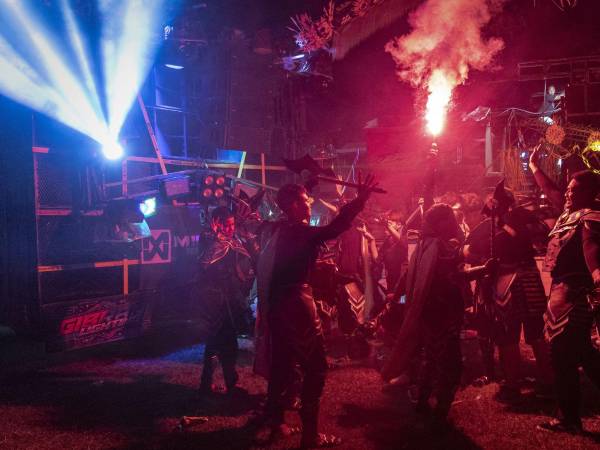 Camiones llamados horegs son alquilados para todo tipo de celebraciones, como este carnaval en una aldea en Malang.