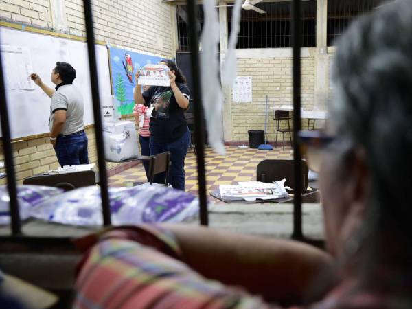 Delegados de una Junta Receptora de Votos en la capital, donde se vive una disputa cerrada, realizan el conteo de marcas.