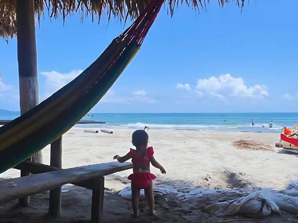 Donde está la lancha había agua, y donde está la bebé impactaban las olas. Así se ve ahora la playa de la Miami hondureña que desde noviembre del año pasado había comenzado a perder su playa. El mar amenazaba la aldea, su única calle y las construcciones turísticas del lugar.