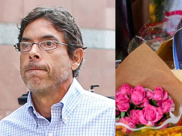 El médico Mark Chavez al lado izquierdo. Al lado derecho una fotografía de Matthew Perry con un ramo de flores.