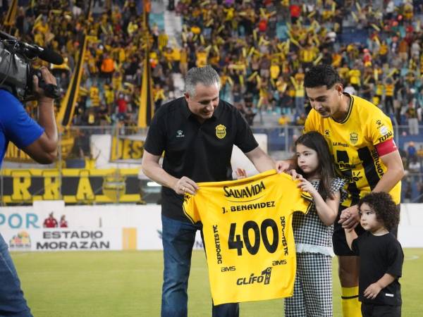 El homenaje a Jhow Benavídez por parte de Real España antes del inicio del partido.