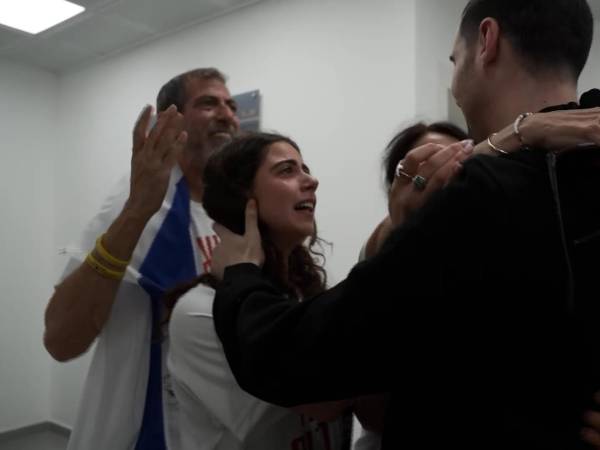 Los últimos 20 rehenes vivos que Hamás mantenía en Gaza fueron entregados a Israel este lunes, confirmó el Ejército israelí, con lo que ahora se abre la fase de entrega de los cuerpos de los 28 que quedan muertos en el enclave palestino.