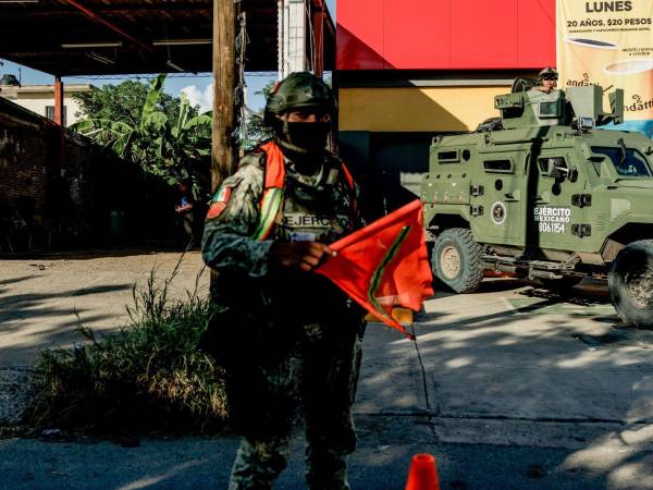 Soldados del ejército mexicano en un retén frente a una tienda de conveniencia en Culiacán, México, el 29 de septiembre de 2025.