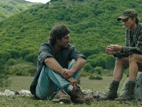Jacob Elordi y Margaret Qualley en una escena de La Guerra de los Últimos.
