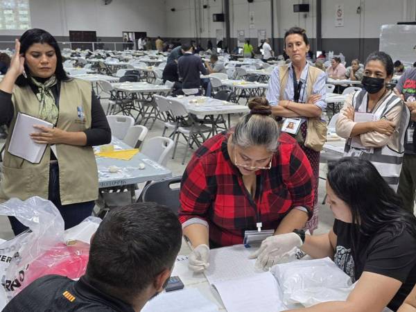 Representantes de partidos políticos durante el escrutinio en las instalaciones del Infop en Tegucigalpa.