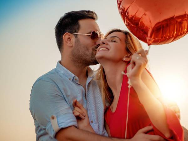 El enamoramiento libera dopamina, la sustancia asociada al placer y la motivación, según la neurocientífica Helen Fisher, investigadora del Instituto Kinsey.