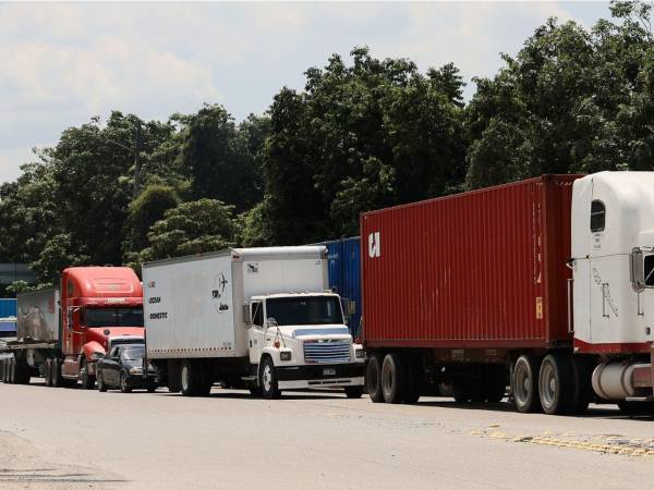 Cabezales y camiones de carga circulan por San Pedro Sula, donde el diésel pasó de L81.27 a L144.14 entre enero y septiembre, un alza de 77.36%.
