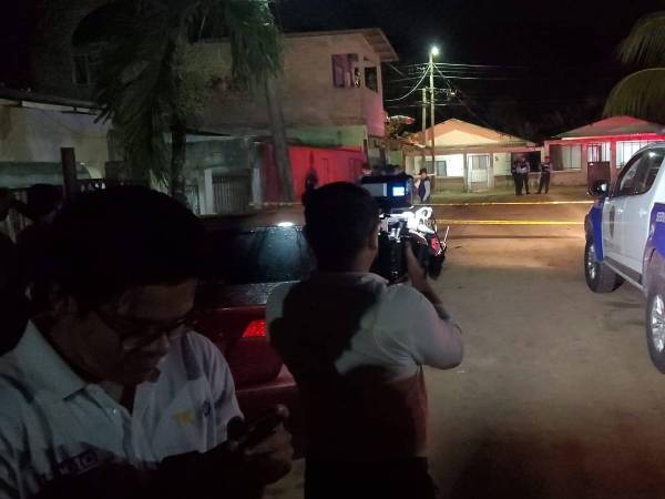 Equipos policiales acordonaron la zona mientras personal de Medicina Forense realizaba el levantamiento de los cuerpos.